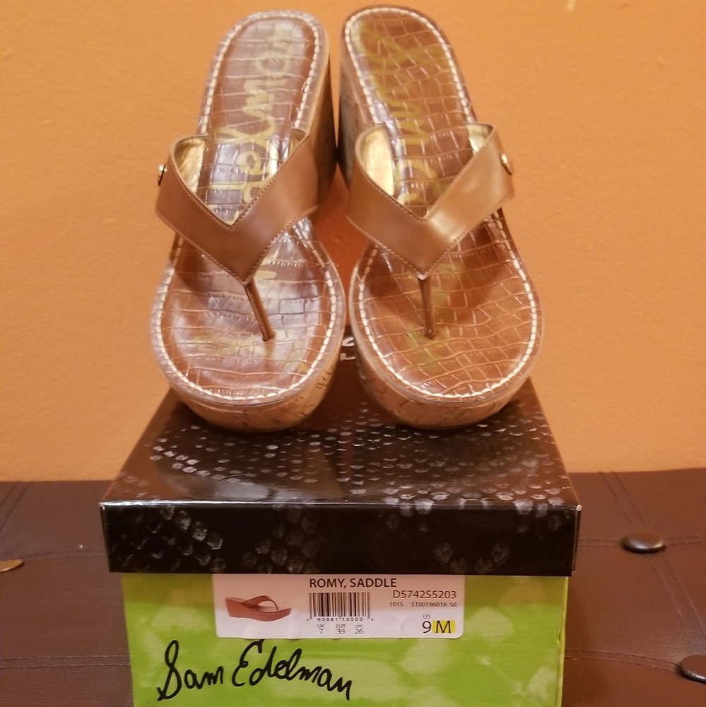 Neutral sandal